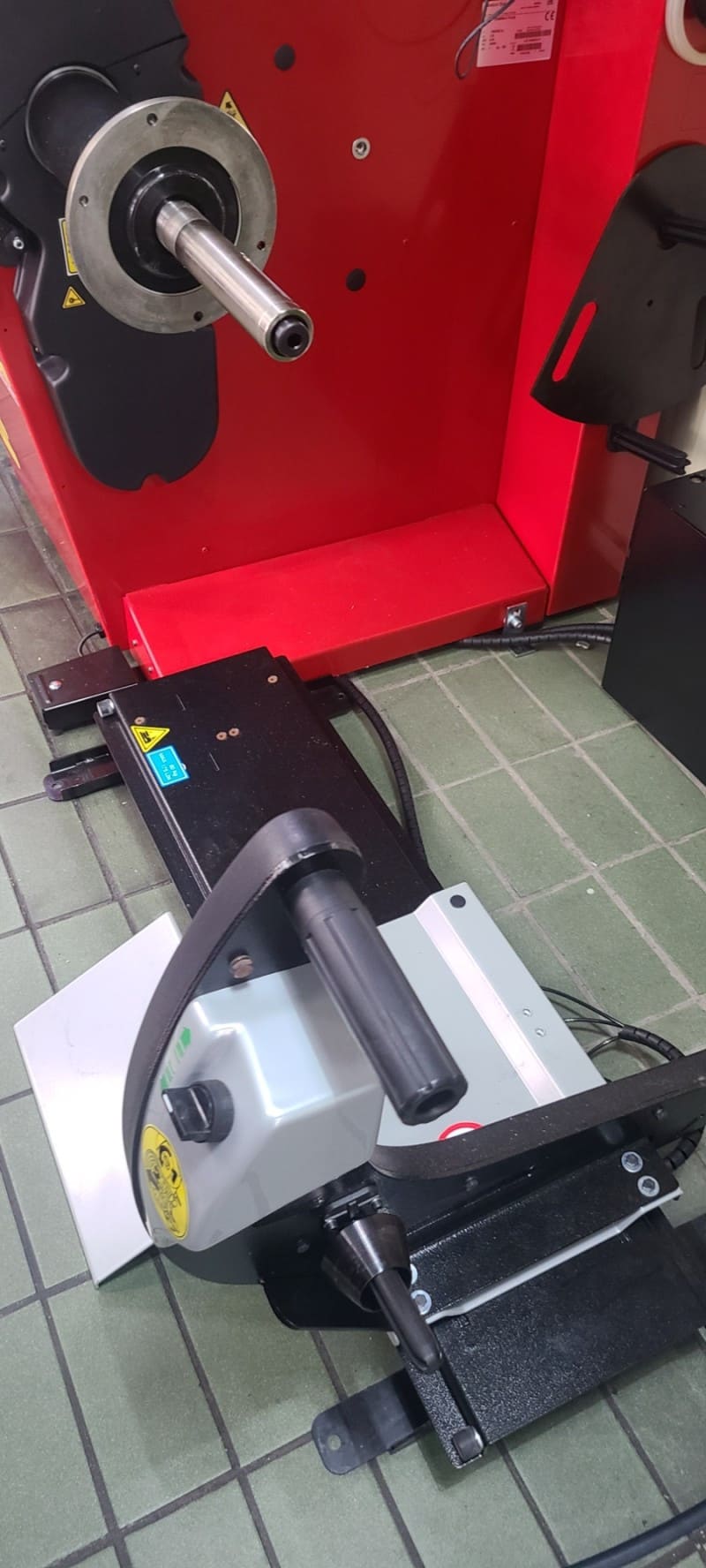 Thiết bị hỗ trợ nâng hạ bánh xe tự động - Phụ kiện dùng cho máy cân bằng lốp Italy Model: TT-ZERO Thương hiệu: CORGHI (Italy) Xuất xứ: Italy - Đặc điểm: Công suất: 80 kg