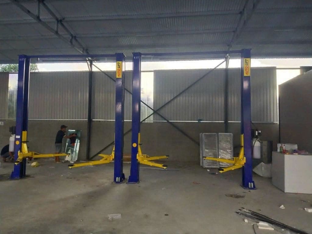 cầu nâng 2 trụ cổng trên AT-400L hiệu Autolift