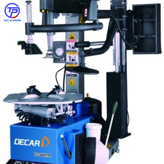 Máy ra vào lốp xe con TC940R có bộ tay hỗ trợ