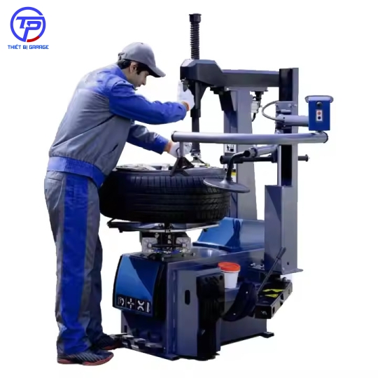 Máy ra vào lốp xe con TC940R có bộ tay hỗ trợ