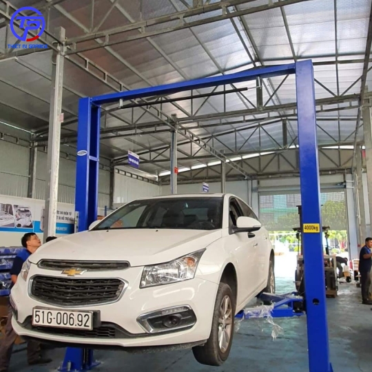 Cầu nâng 2 trụ thủy lực 4 tấn giằng trên