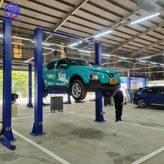 Cầu nâng 2 trụ thủy lực 4 tấn giằng trên