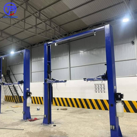Cầu nâng 2 trụ thủy lực 4 tấn giằng trên